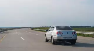 Чиновника Костанайской области наказали за поездку в РФ на служебном авто