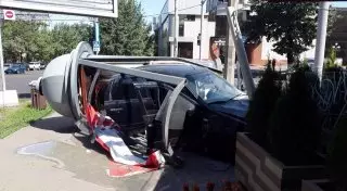 В Алматы автомобиль снес рекламную тумбу в результате ДТП