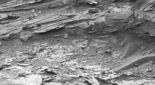 Curiosity прислал с Марса снимок "странной женщины"