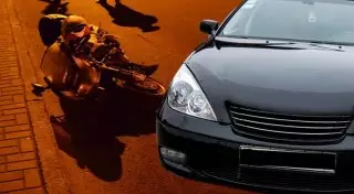 Водителя Lexus разыскивают после наезда на мотоциклиста в Астане