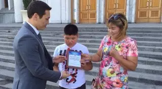 12-летнему волонтеру подарили велосипед за помощь в ликвидации последствий селя в Алматы