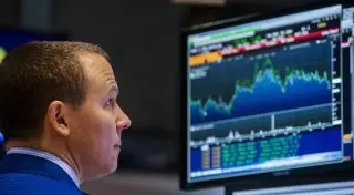 Зафиксировано падение средневзвешенного курса доллара на KASE