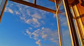 Приехавший в командировку чиновник выбросился из окна в Караганде