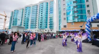 Новоселье отметили жители жилого комплекса "Лазурный квартал"