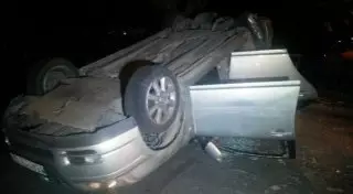 Toyota Avensis перевернулась в Алматы: Пострадали два человека