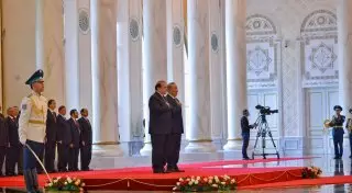 Премьер-министр Пакистана слушал гимн Казахстана с рукой у сердца