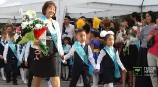 Аким Алматы на школьной линейке обратился к самым счастливым людям