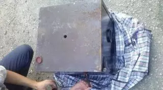 Набитый деньгами сейф откопали в сарае частного дома в Усть-Каменогорске