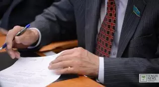 Казахстанские депутаты будут работать в воскресенье