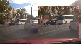 Школьник чудом избежал наезда автобуса на "зебре" в Павлодаре