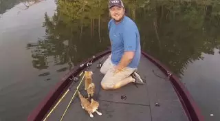 Эти двое никогда в жизни не догадались бы, какой улов им попадется