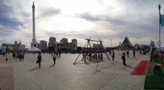 Назарбаев осмотрел этноаул на площади перед монументом "Казақ Елі"