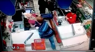 Мужчина "нокаутировал" пенсионерку в магазине в России