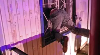 Застрявший в окне магазина грабитель в Уральске пытался украсть водку