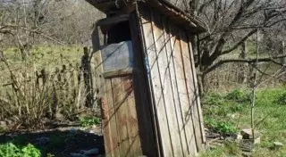 Мать выброшенного в туалет младенца из Атырауской области освобождена от ответственности