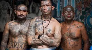 Заключенные сальвадорской тюрьмы, куда боятся войти даже охранники