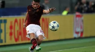 Игрок "Ромы" забил "Барселоне" удивительный гол с центра поля