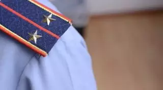 Ужесточить наказание за срыв погон с полицейских предлагает сенатор