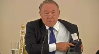 Назарбаев назвал себя "ходячей рекламой казахстанской продукции"