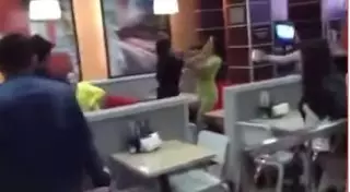 Полиция Алматы проверяет видео с дракой девушек в кафе быстрого питания