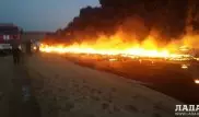 Котлован по сливу нефтеотходов горит в Жанаозене