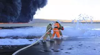 Крупный пожар на территории нефтяного амбара в Жанаозене ликвидирован