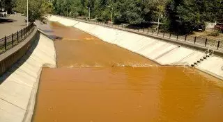 Власти Алматы объяснили цвет воды в реке Весновка