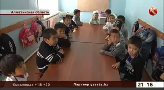 Школьники Алматинской области занимаются за кухонными столами
