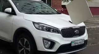 В Астане плитка слетела с жилого дома и пронзила авто