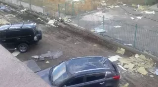 Еще две машины пострадали из-за обрушения облицовки дома в Астане
