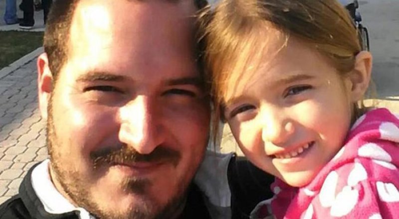 Филипп Моргис с дочерью Эммой. Фото с сайта boredpanda.com