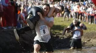 Чемпионат по забегу с женами на плечах прошел в США