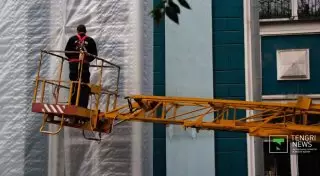 Начался демонтаж старого дома на Желтоксан, 115