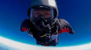 Казахстанец установил рекорд по высоте прыжка в вингсьюте