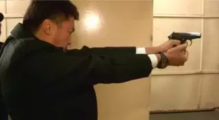 Аким Шымкента показал мастер-класс по стрельбе из пистолета