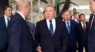 Назарбаев носит отечественный костюм за 45 тысяч тенге