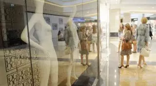 Владельцы бутиков призывают ТРЦ Алматы отменить аренду в долларах