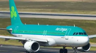 Пассажир летевшего в Дублин самолета искусал соседа и умер