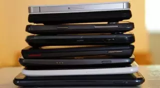 Казахстанка пыталась на себе вывезти из Китая 15 телефонов