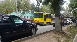 Почти 80 процентов водителей Алматы опасаются трамваев