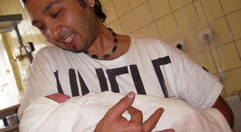 Ерлан Кокеев с дочерью Сатти в 2006 году. Фото из архива супруги