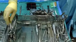 Хирург в Уральске не понес наказание за оставленную в животе пациента салфетку