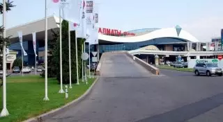 "Террор" таксистов у аэропорта Алматы вызывает негатив у иностранцев