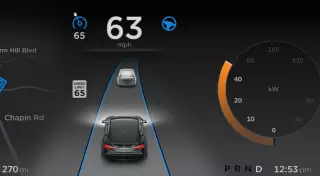 Автопилот Tesla уличили в опасном вождении и нарушении ПДД