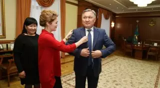 Аким Карагандинской области купил костюм, как у Назарбаева