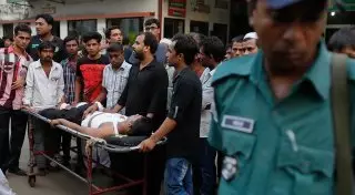 Более 100 человек пострадали в результате взрывов в мечети в Бангладеш