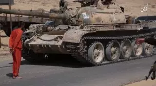 Боевики ИГ (ДАИШ) переехали танком сирийского солдата