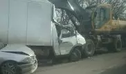 Экскаватор с отказавшими тормозами снес восемь авто в ВКО