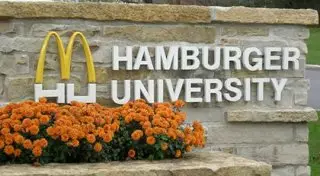 Университет McDonald's оказался популярнее Оксфорда и Кембриджа