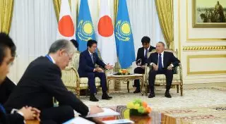 Назарбаев принимает в Акорде премьера Японии